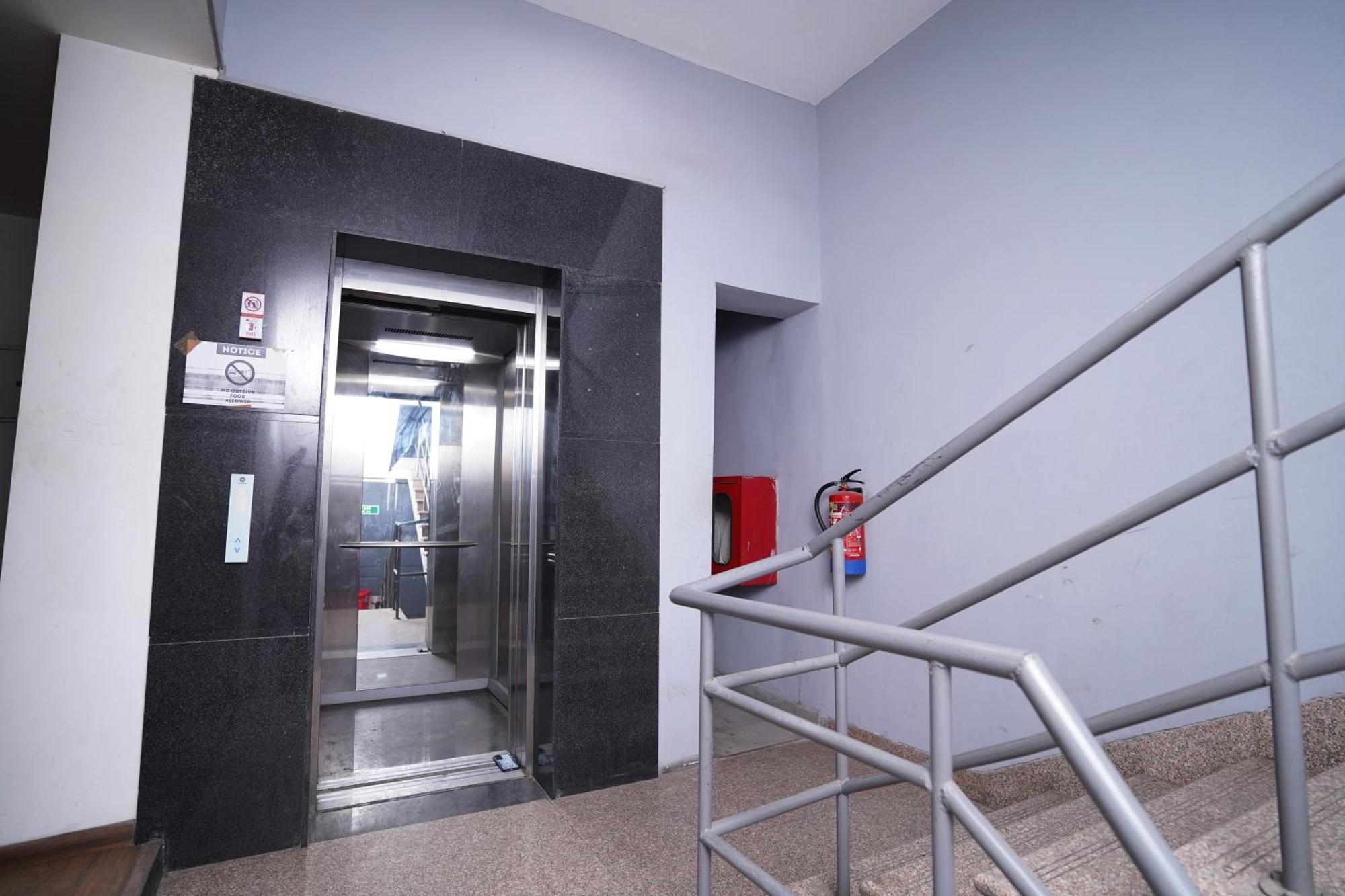 Hotel Mira Residency- Outer Ring Road, Paschim Vihar Delhi  Dış mekan fotoğraf