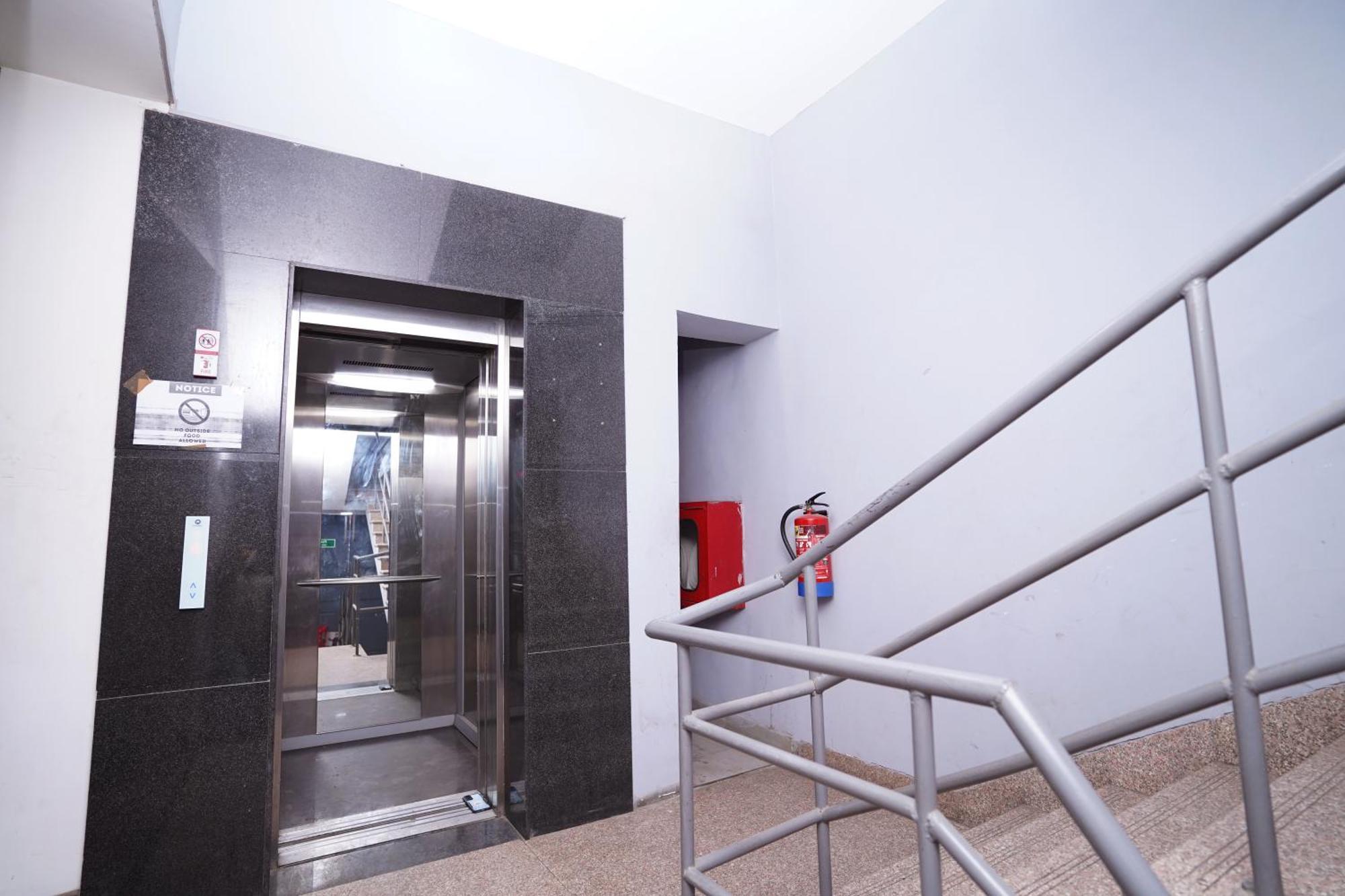 Hotel Mira Residency- Outer Ring Road, Paschim Vihar Delhi  Dış mekan fotoğraf