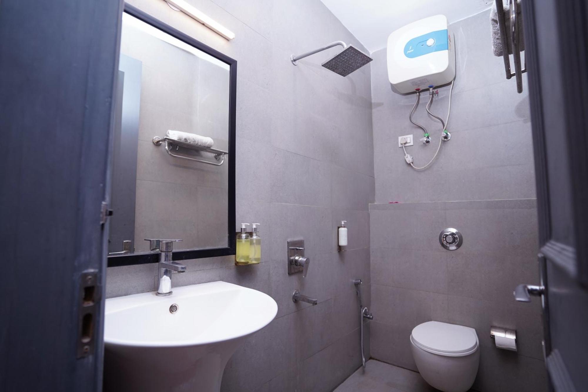 Hotel Mira Residency- Outer Ring Road, Paschim Vihar Delhi  Dış mekan fotoğraf