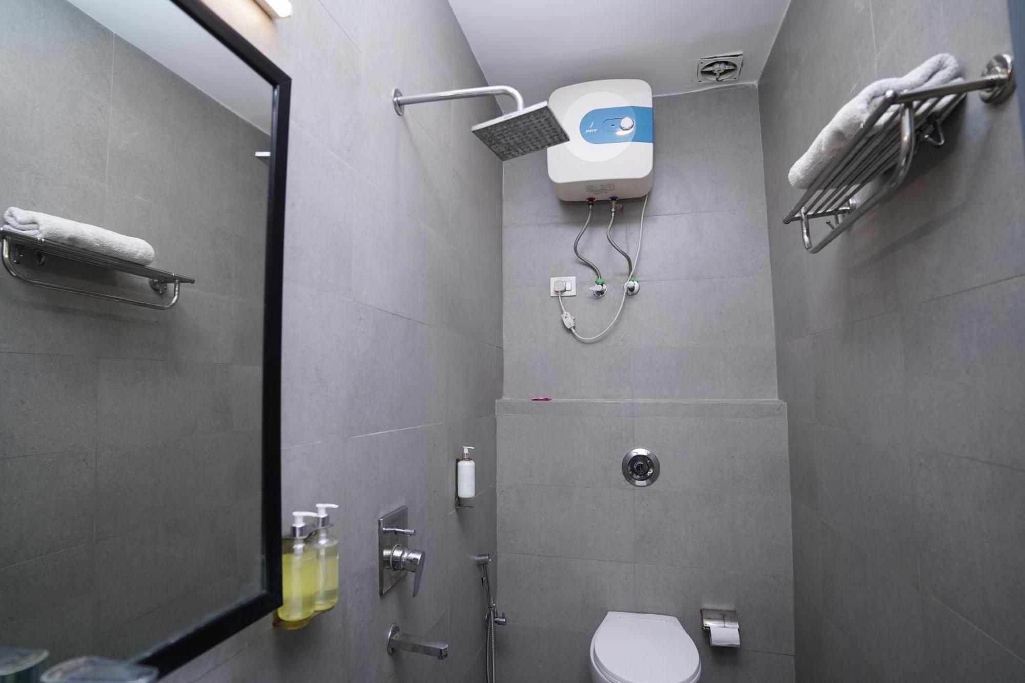 Hotel Mira Residency- Outer Ring Road, Paschim Vihar Delhi  Dış mekan fotoğraf