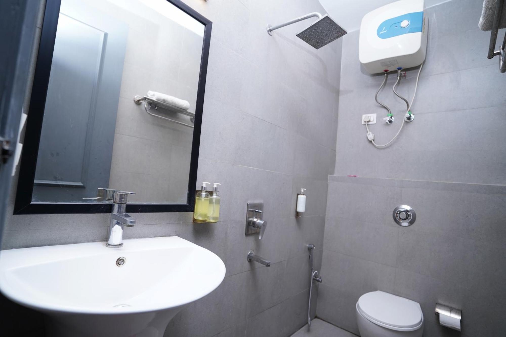 Hotel Mira Residency- Outer Ring Road, Paschim Vihar Delhi  Dış mekan fotoğraf
