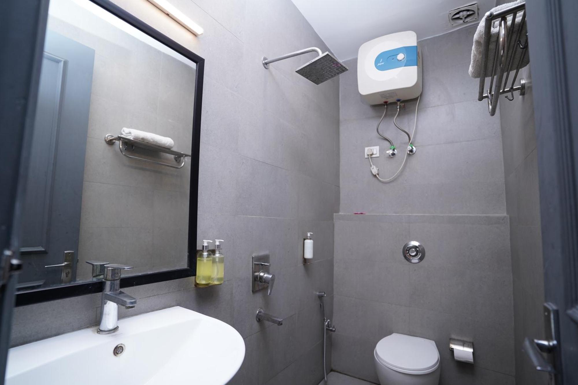 Hotel Mira Residency- Outer Ring Road, Paschim Vihar Delhi  Dış mekan fotoğraf