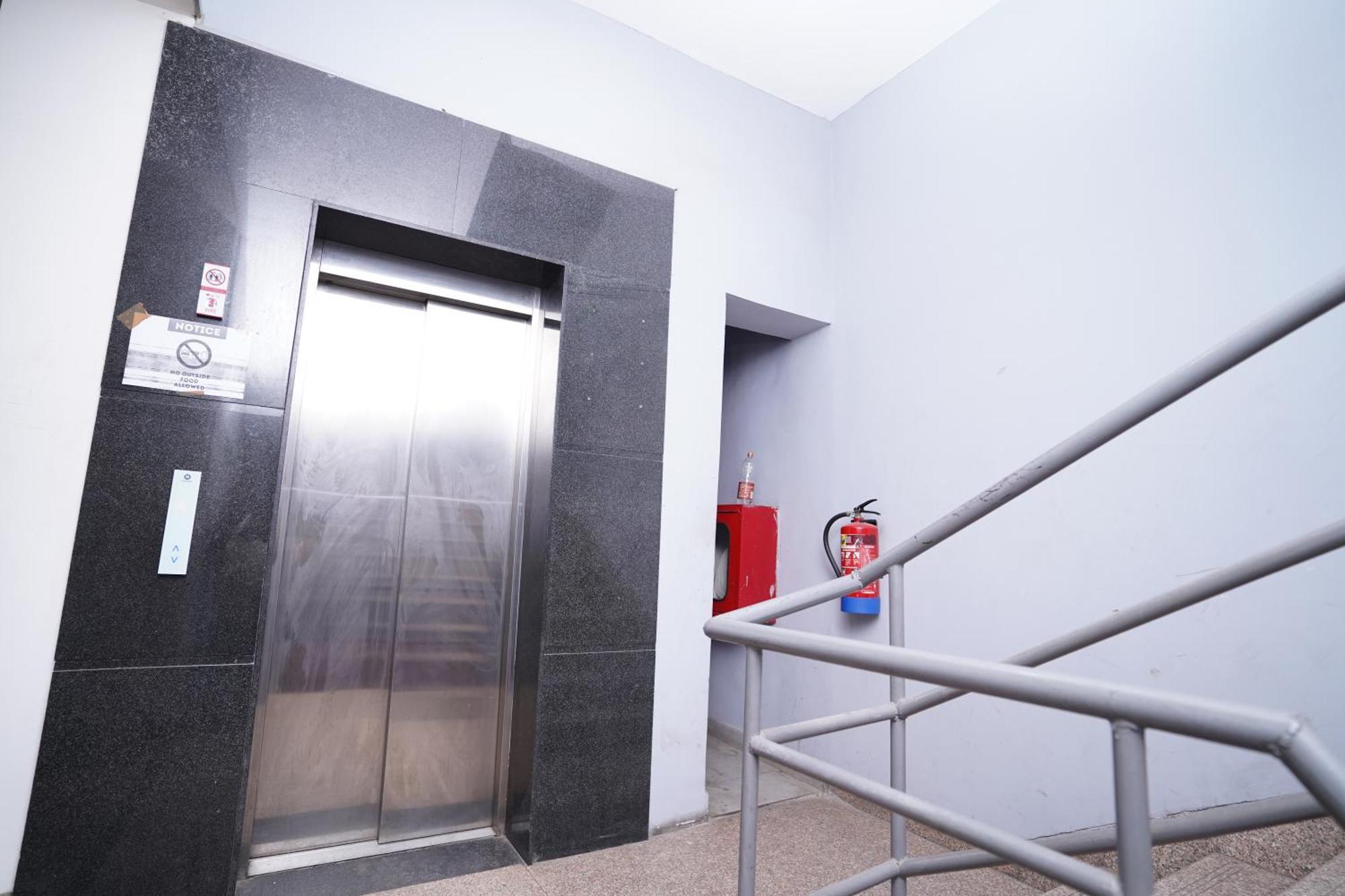 Hotel Mira Residency- Outer Ring Road, Paschim Vihar Delhi  Dış mekan fotoğraf
