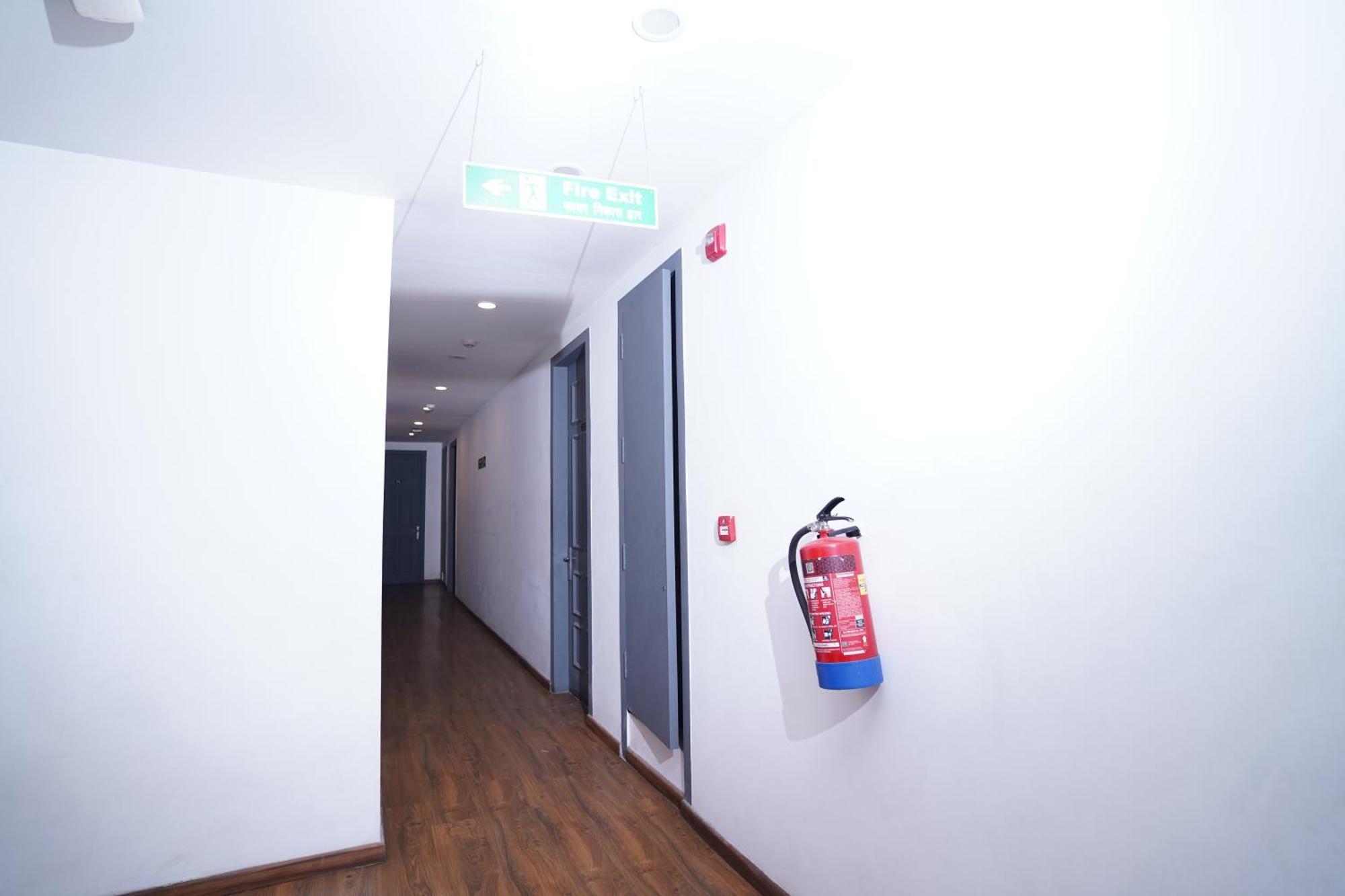 Hotel Mira Residency- Outer Ring Road, Paschim Vihar Delhi  Dış mekan fotoğraf